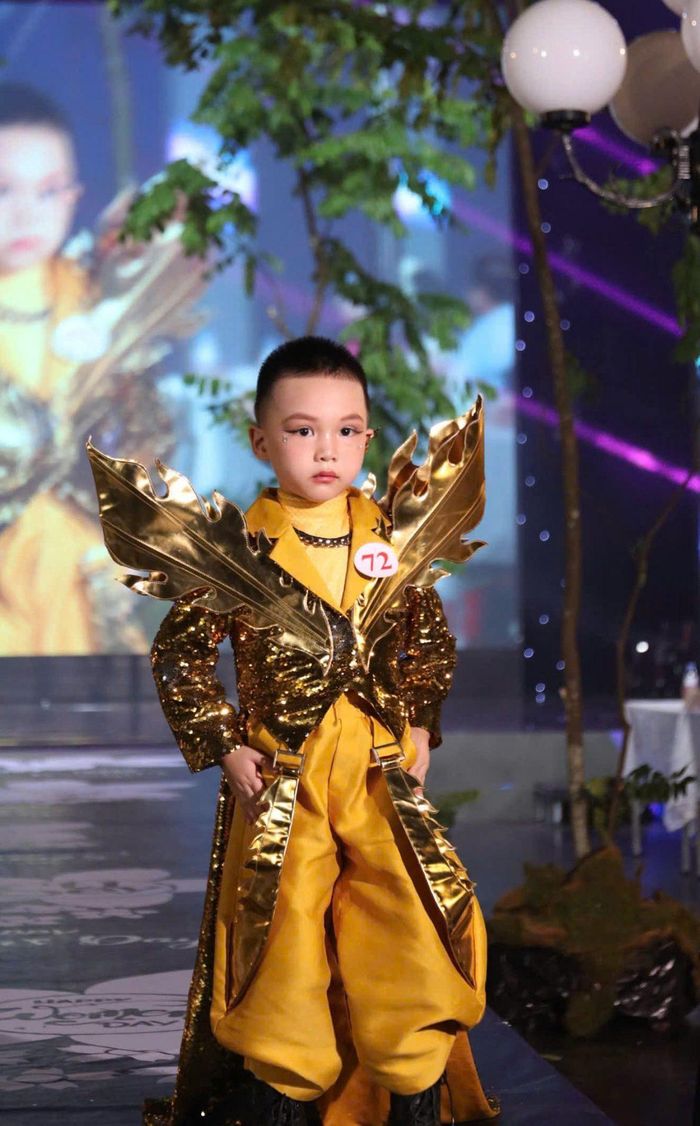 Mẫu nhí trong thiết kế vàng ánh kim với những chi tiết tạo hình ấn tượng, tự tin thể hiện phong thái trên sàn diễn VIETKIDS Junior Fashion Week.