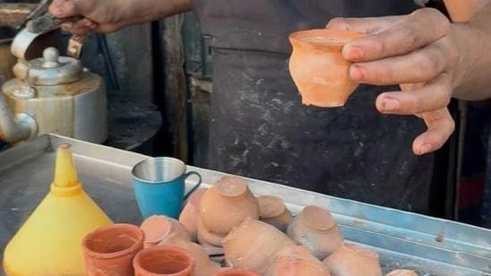 Sau thời gian bán trà, anh tiếp tục mở rộng quầy bằng cách bổ sung các món ăn nhẹ quen thuộc tại Ấn Độ, gồm bánh mì kẹp khoai tây chiên, bánh tam giác nhân mặn và 1 loại bánh ngọt chiên truyền thống. Ảnh: Hindustan Times