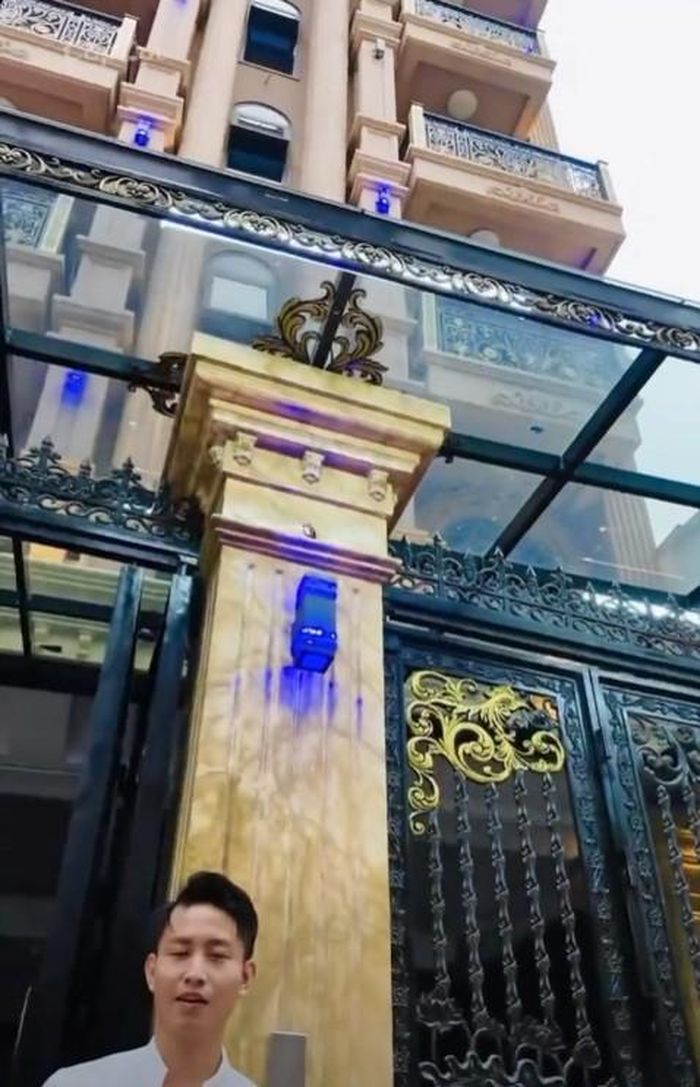 Chiếc cổng nguy nga, thiết kế hiện đại.
