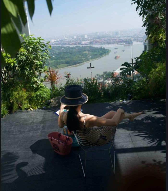Hồng Nhung phơi nắng ở ban công.