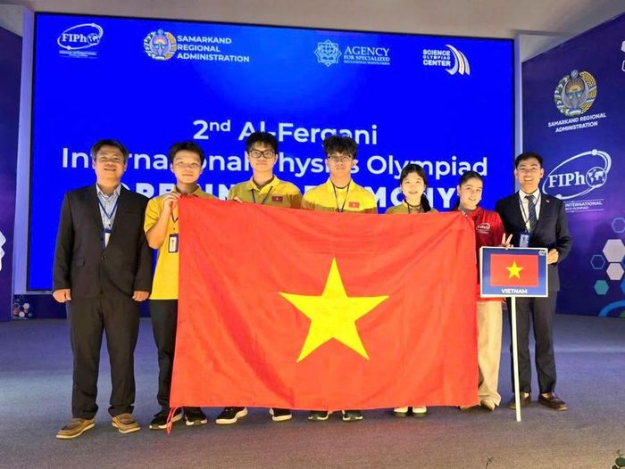 Bốn học sinh Việt Nam tham dự FIPhO 2026 đều giành huy chương, trong đó có 1 Huy chương Vàng, 2 Huy chương Bạc và 1 Huy chương Đồng. (Ảnh: Bộ GD&ĐT)