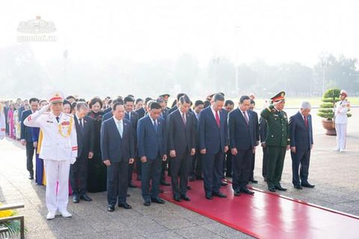 Trước khi diễn ra phiên họp, các đồng chí lãnh đạo và đại biểu Quốc hội đặt vòng hoa và vào Lăng viếng Chủ tịch Hồ Chí Minh.