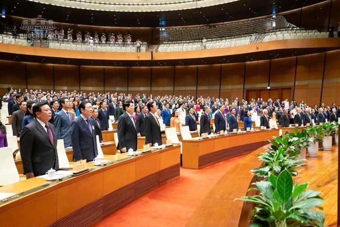 Các đại biểu thực hiện nghi lễ chào cờ khai mạc kỳ họp