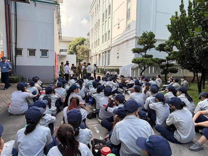 Đồn Công an KCN Tân Uyên phối hợp Công an phường Tân Hiệp tiến hành kiểm tra nhanh ma túy cho người lao động đang làm việc tại công ty trong KCN Nam Tân Uyên