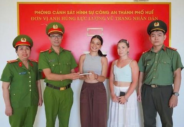 Lực lượng Công an bàn giao chiếc điện thoại di động hiệu iPhone 17 Pro Max đến chị Miriam Monori và chị Lucrezia.