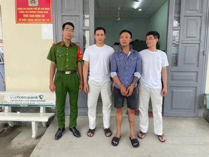 Hoàng Tuấn Nghĩa tại cơ quan công an phường Thuận Giao