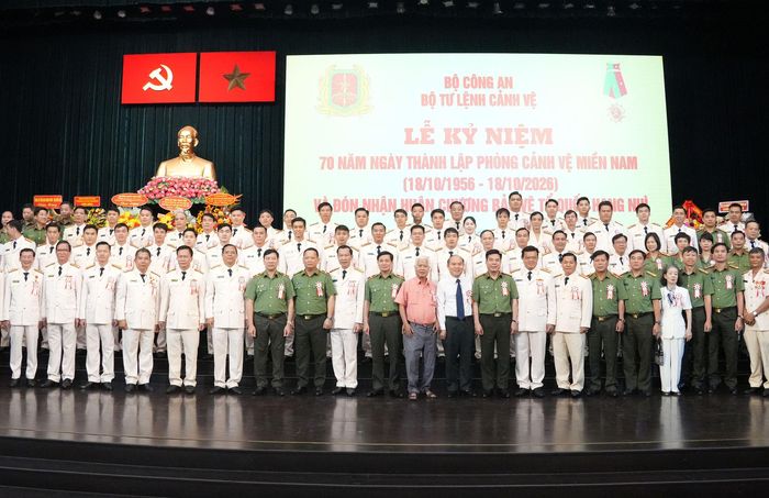 Các thế hệ cán bộ chiến sĩ Phòng Cảnh vệ miền Nam chụp ảnh lưu niệm