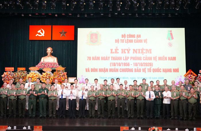 Các đại biểu tham dự buổi lễ chụp hình lưu niệm