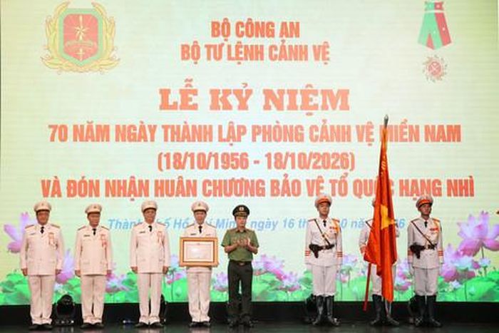 Thượng tướng Đặng Hồng Đức, Thứ trưởng Bộ Công an, thừa ủy quyền của Chủ tịch nước, trao Huân chương Bảo vệ Tổ quốc hạng Nhì cho Phòng Cảnh vệ miền Nam