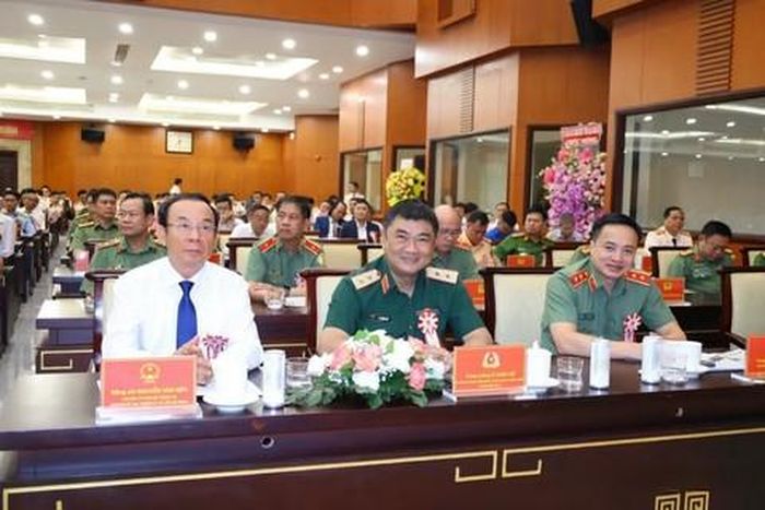 Các đại biểu tham dự buổi lễ, từ trái qua: Nguyên Bí thư Thành ủy TPHCM Nguyễn Văn Nên; Trung tướng Lê Xuân Thế, Ủy viên Trung ương Đảng, Tư lệnh Quân khu 7; Trung tướng Mai Hoàng, Ủy viên Ban Thường vụ Thành ủy, Giám đốc Công an TPHCM