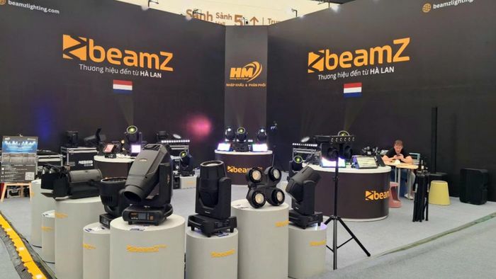 Triển lãm PLASE Show Hà Nội 2026 tạo điều kiện để khách tham quan trực tiếp trải nghiệm. Ảnh: Thành Biên.