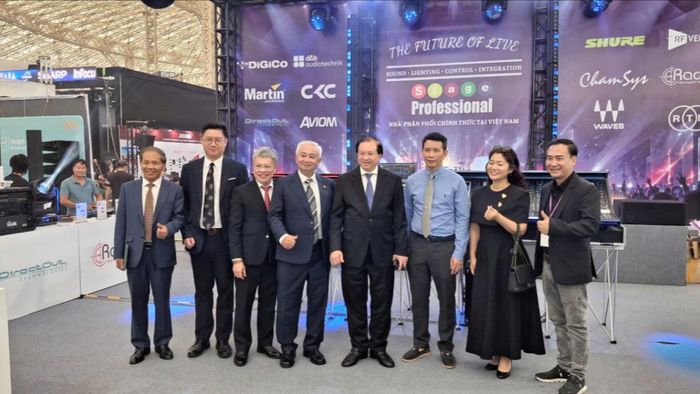 Các đại biểu tham quan triển lãm PLASE Show Hà Nội 2026. Ảnh: Thành Biên.