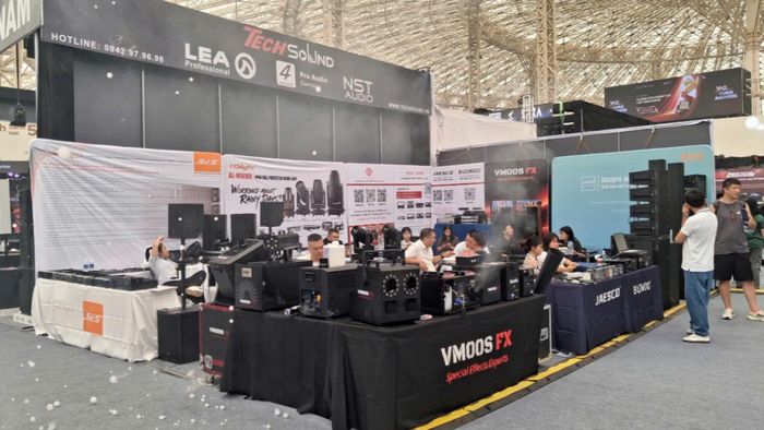 Triển lãm PLASE Show Hà Nội 2026 quy tụ nhiều doanh nghiệp trong lĩnh vực thiết bị biểu diễn. Ảnh: Thành Biên.