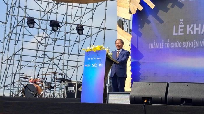 Ông Đoàn Quang Hoan, Phó Chủ tịch Hội Vô tuyến – Điện tử Việt Nam (REV) phát biểu tại lễ khai mạc PLASE Show Hà Nội 2026. Ảnh: Thành Biên.