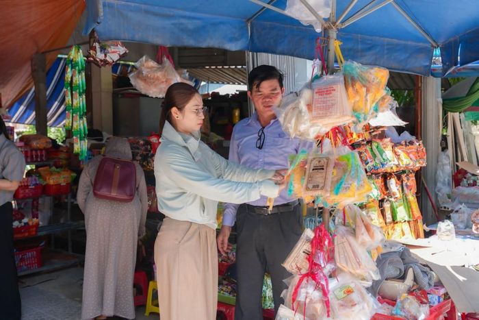 Kiểm tra xuất xứ hàng hóa, nhãn mác và hạn sử dụng của sản phẩm.