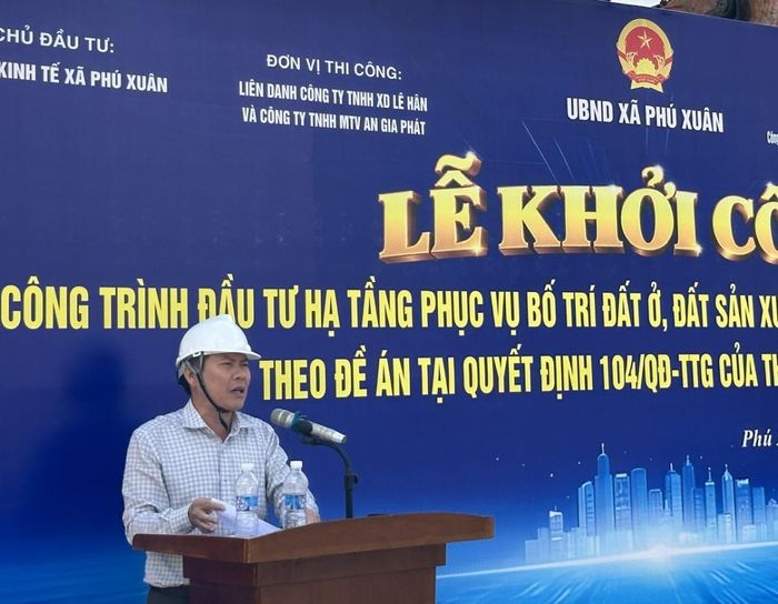 Ông Nguyễn Tiến Ấn, Phó Chủ tịch UBND xã Phú Xuân phát biểu chỉ đạo tại buổi lễ.
