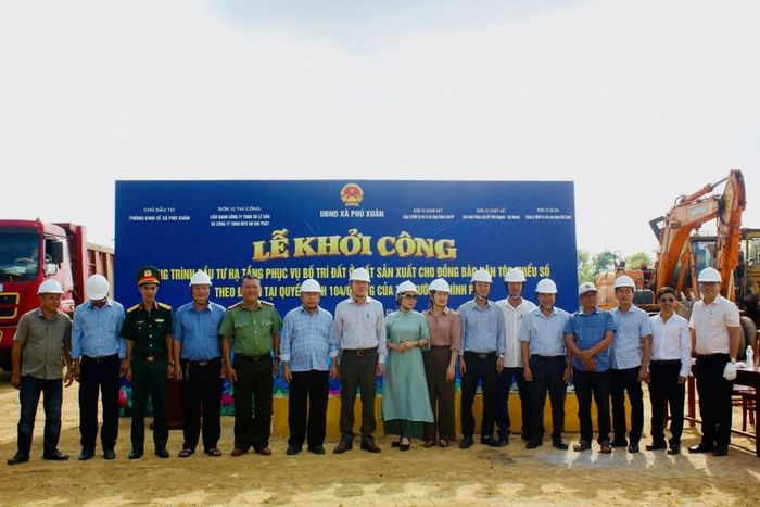 Các đại biểu chụp ảnh lưu niệm tại lễ khởi công.