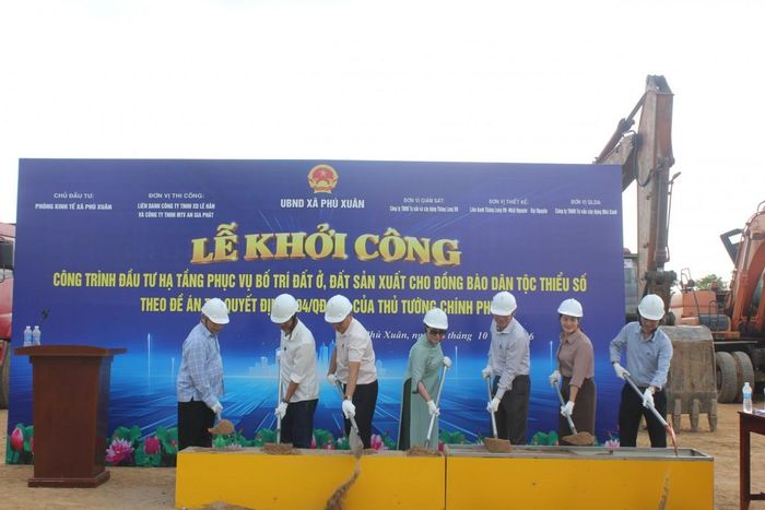 Các đại biểu thực hiện nghi thức tại buổi lễ khởi công dự án.