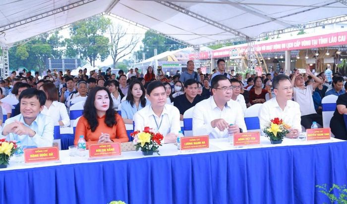 Các đại biểu dự Lễ khai mạc.