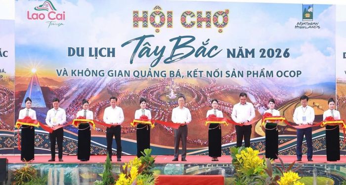 Hội chợ Du lịch Tây Bắc và Không gian quảng bá, Các đại biểu cắt băng khai mạc Hội chợ Du lịch Tây Bắc và Không gian quảng bá, kết nối sản phẩm OCOP năm 2026.