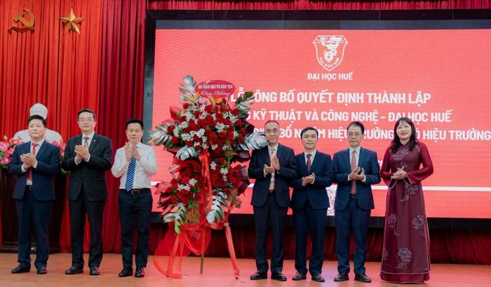 GS.TS. Lê Quân, Thứ trưởng Bộ Giáo dục và Đào tạo tặng hoa chúc mừng Trường Kỹ thuật và Công nghệ - Đại học Huế