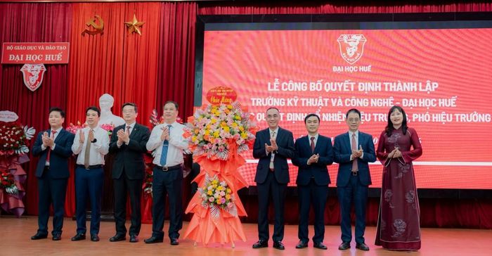 Lãnh đạo thành phố Huế tặng hoa chúc mừng Trường Kỹ thuật và Công nghệ - Đại học Huế