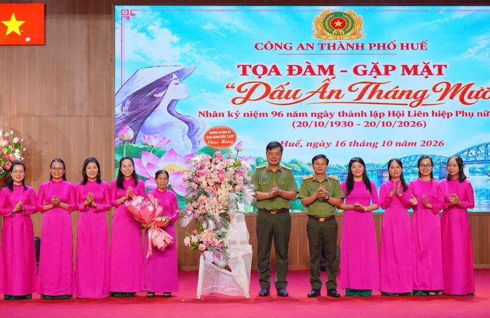 Lãnh đạo Công an thành phố Huế tặng hoa chúc mừng