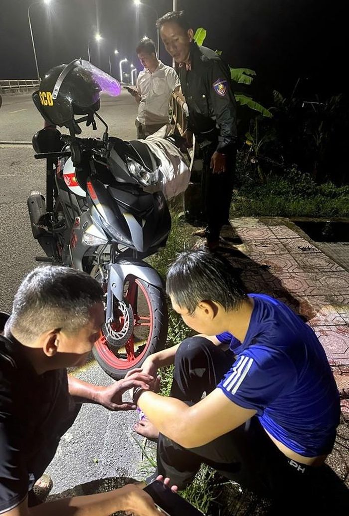 Tổ tuần tra 785 Công an Tp. Huế kịp thời cứu nam thanh niên nhảy cầu. Ảnh: CATP/ Huế