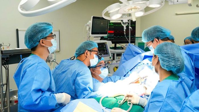 Phát triển y tế bền vững cần gắn đầu tư trang thiết bị với đào tạo con người, chuẩn hóa quy trình chuyên môn...