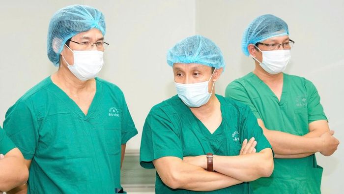 GS.TS. Phạm Như Hiệp, Giám đốc BVTW Huế (người đứng ở giữa), dẫn đoàn và trực tiếp hỗ trợ, hướng dẫn kỹ thuật