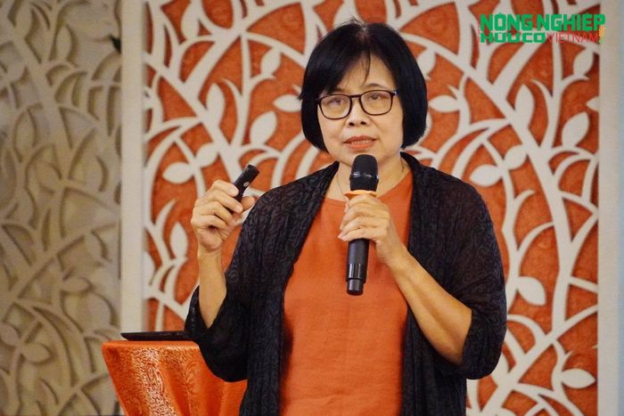  Bà Từ Thị Tuyết Nhung, Ủy viên Ban Thường vụ VOAA, nguyên Trưởng ban Điều phối PGS Việt Nam, chia sẻ về các tiêu chuẩn và yêu cầu đối với vật tư đầu vào trong sản xuất nông nghiệp hữu cơ. Ảnh: Nguyễn Sơn. 