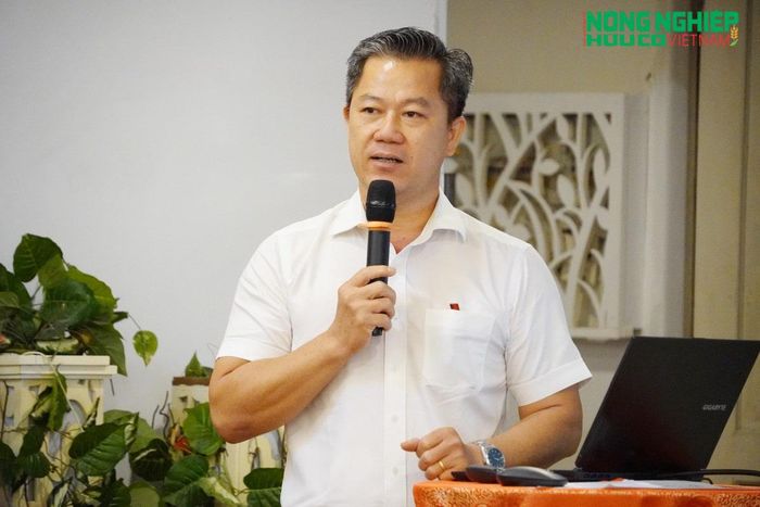  Ông Lê Thanh Vượng, Giám đốc Công ty Cổ phần Quốc tế Hải Dương, chia sẻ những khó khăn về nguồn nguyên liệu, chi phí sản xuất và yêu cầu kiểm soát chất lượng trong sản xuất phân bón hữu cơ. Ảnh: Nguyễn Sơn. 