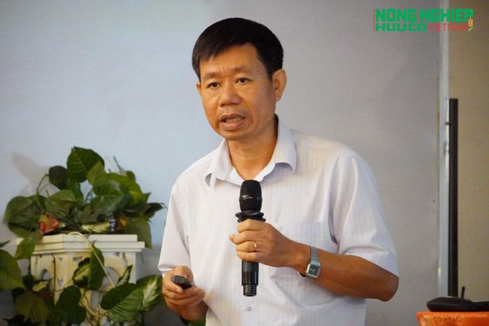  Ông Nguyễn Văn Út, Phó trưởng phòng Khoa học Công nghệ, Sở Nông nghiệp và Môi trường TP.HCM, phát biểu tại hội thảo về thực trạng và định hướng phát triển nông nghiệp hữu cơ trên địa bàn thành phố. Ảnh: Nguyễn Sơn. 