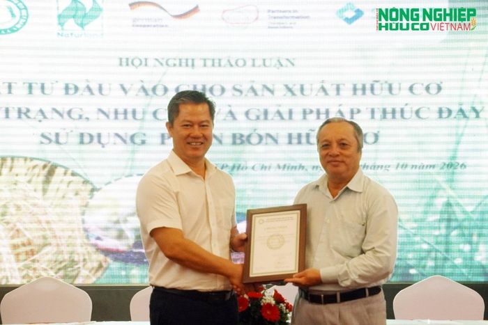  TS. Đỗ Việt Hà, Phó Chủ tịch Hiệp hội Nông nghiệp Hữu cơ Việt Nam (VOAA), trao giấy chứng nhận hội viên cho ông Lê Thanh Vượng, Giám đốc Công ty Cổ phần Quốc tế Hải Dương. Ảnh: Nguyễn Sơn. 