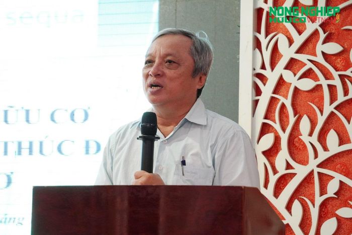  TS Đỗ Việt Hà, Phó Chủ tịch Hiệp hội Nông nghiệp Hữu cơ Việt Nam (VOAA), phát biểu tại hội thảo về vật tư đầu vào cho sản xuất hữu cơ. Ảnh: Nguyễn Sơn. 
