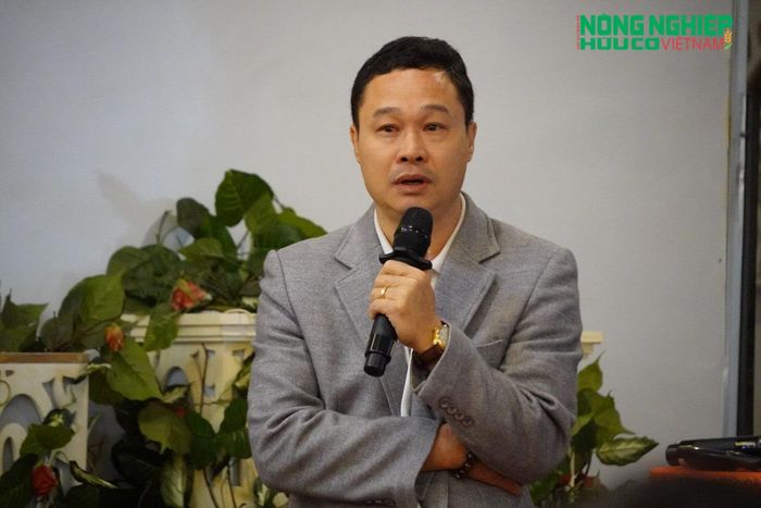  Ông Nguyễn Văn Hùng, Ủy viên Ban Chấp hành Hiệp hội Nông nghiệp Hữu cơ Việt Nam (VOAA), Giám đốc Công ty Cổ phần Hasa Bio Foods Việt Nam, chia sẻ về yêu cầu ổn định nguồn vật tư đầu vào và bảo đảm chất lượng trong sản xuất gạo hữu cơ. Ảnh: Nguyễn Sơn. 