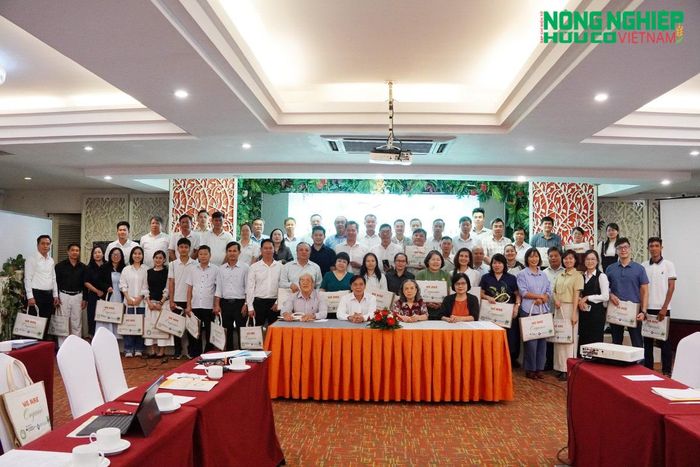  Các đại biểu, đại diện doanh nghiệp và các đơn vị tham dự hội thảo “Vật tư đầu vào cho sản xuất hữu cơ – Thực trạng, nhu cầu và giải pháp thúc đẩy sử dụng phân bón hữu cơ” chụp ảnh lưu niệm tại chương trình. Ảnh: Nguyễn Sơn. 