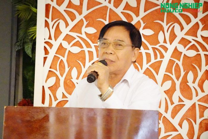  Ông Phạm Văn Bông, nguyên Giám đốc Sở Tài nguyên và Môi trường tỉnh Bình Dương, chia sẻ về vai trò của phân bón hữu cơ trong cải thiện chất lượng đất và tận dụng phụ phẩm nông nghiệp. Ảnh: Nguyễn Sơn. 