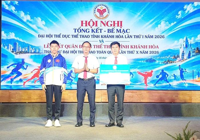 Lãnh đạo Công ty TNHH Nhà nước Một thành viên Yến Sào Khánh Hòa trao bảng tượng trưng tặng áo cho Đoàn thể thao tỉnh