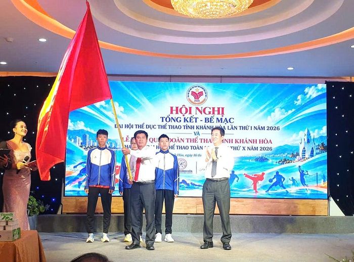 Ông Nguyễn Long Biên, Phó Chủ tịch thường trực UBND tỉnh trao cờ xuất quân cho đoàn