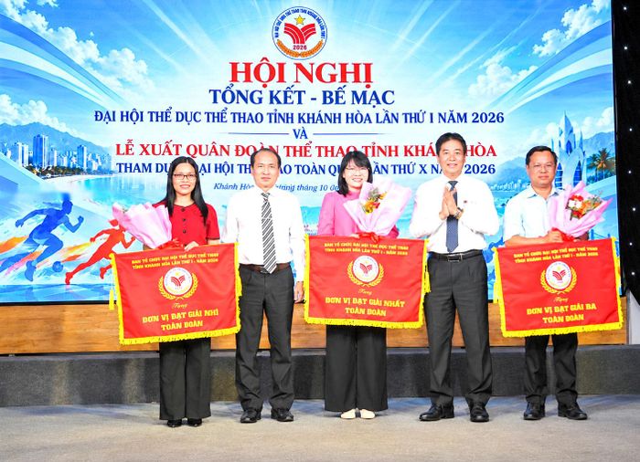 Phó chủ tịch UBND tỉnh Nguyễn Long Biên cùng lãnh đạo Sở Văn hóa, Thể thao và Du lịch trao cờ cho các địa phương đạt thành tích xuất sắc tại đại hội