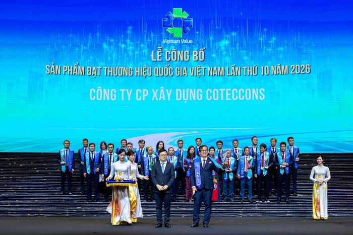 Ông Võ Hoàng Lâm - Thành viên Hội đồng quản trị, Tổng Giám đốc BU1, đại diện Coteccons, nhận giải Thương hiệu quốc gia Việt Nam 2026.