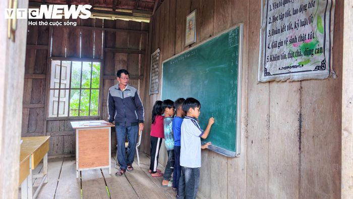 Để con chữ không bị ngăn lại bởi những con dốc, hằng năm, nhà trường đều biệt phái 2 giáo viên, thường là nam có sức khoẻ, am hiểu tiếng Ba Na, lên bám điểm trường, ăn ở tại làng và trực tiếp giảng dạy cho trẻ em làng O2.