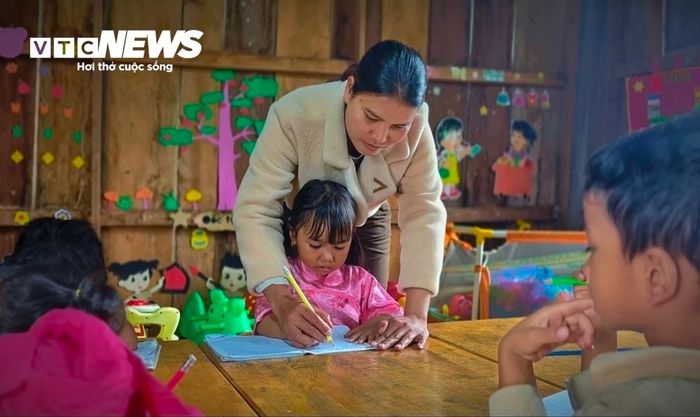 “Lớp học còn thiếu thốn, trẻ mầm non luyện nét viết còn ngoằn ngoèo, lem mực, nhưng đây là kết quả sau những tháng ngày mà các giáo viên nỗ lực. Với trẻ em làng tôi, con chữ là cơ hội rõ nhất để bước ra khỏi nghèo khó, sự cách trở đã đeo bám nhiều đời”, cô giáo Đinh Uyết chia sẻ