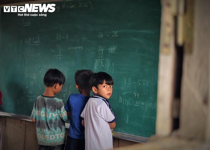 Sau khoảng thời gian gắn bó với điểm trường làng O2, nhiều thầy cô luôn ấp ủ đưa học sinh khối tiểu học xuống học bán trú tại điểm trường chính, nơi điều kiện học tập và ăn ở đầy đủ hơn. Bởi thực tế giáo viên nam rất ít, tuổi ngày càng cao, sức khỏe khó bám làng lâu dài, giáo viên nữ còn khó hơn.
