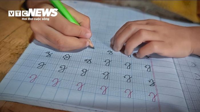 Cũng theo thầy giáo Minh, khi đã thành thục những nét chữ, con số của tiếng Việt thì các em trong làng mới dần dần viết ra giấy. Nhìn trẻ em làng O2 cắm cúi đánh vần từng con chữ dưới mái trường biệt lập O2 mới cảm nhận được con đường đèo dốc, núi cao đã ngăn cách kiến thức người dân đến nhường nào.