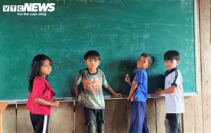 Hiện nay điểm trường O2 vẫn đang duy trì khối mầm non và tiểu học, trong đó khối lớp 1 có 2 em, khối lớp 2 là 5 em do 2 thầy giáo Lê Anh Minh và Nguyễn Thành Luân thay phiên giảng dạy. Mỗi lần xuống núi và trở lại, các thầy lại gùi giáo án, gạo, thức ăn, quần áo… đủ cho cả một khoảng thời gian bám bản.