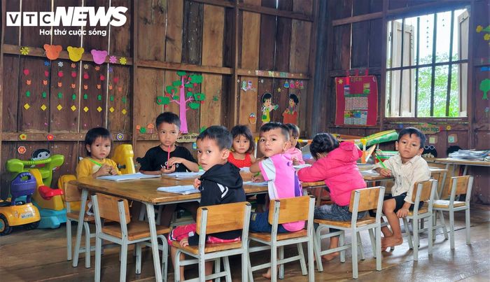 Khác với hai thầy giáo khối 1 và 2 được phân công từ dưới xuôi lên, khối mầm non có khoảng 10 học sinh lại được cô giáo Đinh Uyết, người làng O2 trực tiếp giảng dạy.