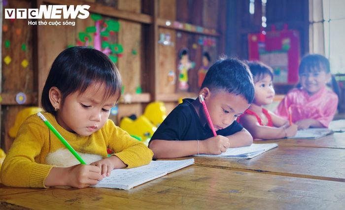 Tinh thần trách nhiệm của thầy cô, sự chăm ngoan của những đứa trẻ O2 tại những lớp học đã khiến khoảng cách giữa điểm trường heo hút này với miền xuôi như ngắn thêm một chút. Bên ngoài, người lớn trong làng vẫn bám rẫy, bám nương, việc học của con như gửi trọn cho các thầy cô.