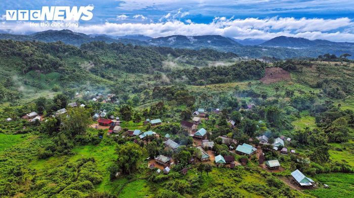 Để đến được với làng O2, phải đi bộ hơn 10km đường rừng, leo dốc, lội suối. Hiện 57 hộ dân với hơn 200 nhân khẩu đã có điện mặt trời và chính thức có kết nối internet và sóng viễn thông vào cuối tháng 9/2026.